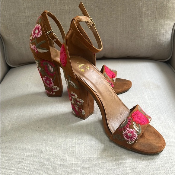 Brown Faux Suede Heels with Embroidered Pink Flowers Size 9 - Picture 2 of 5